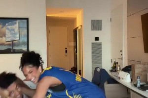 伦德伯格女友tacarra穿着勇士夏联球衣，他俩看起来太有爱了！