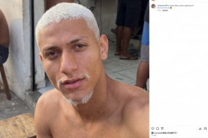 足球巨星里沙利松在社交媒体上分享与爱妻的自拍照，感慨：“爱意初现，尽在这一眼深情！”