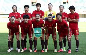 中国女足情绪低落匆匆穿越混合采访区，独留吴海燕接受媒体提问