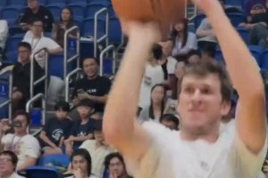 双星互动！陈小春儿子Jasper与湖人球星里夫斯下场互动