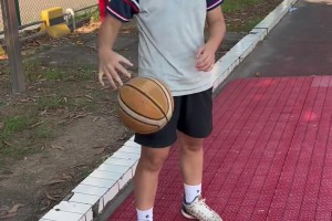 小女孩左手可以连续抓球？我知道评论区有很多兄弟不舒服了