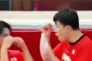 这细节你发现了吗？日本替补做出哭鼻动作，这看了谁不来气！